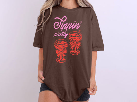 Sippin pretty 🍸| 50/50 Cotton Poly | UNISEX | T-shirt